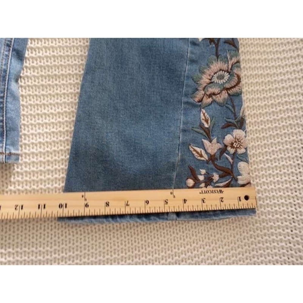 Celebrity Pink Generation Floral Embroidered Flare Jeans Light Wash Womens W 26 - Picture 11 of 14